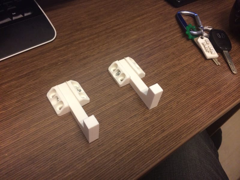 These are the right angle brackets that will hold the closing-edge of my laptop.