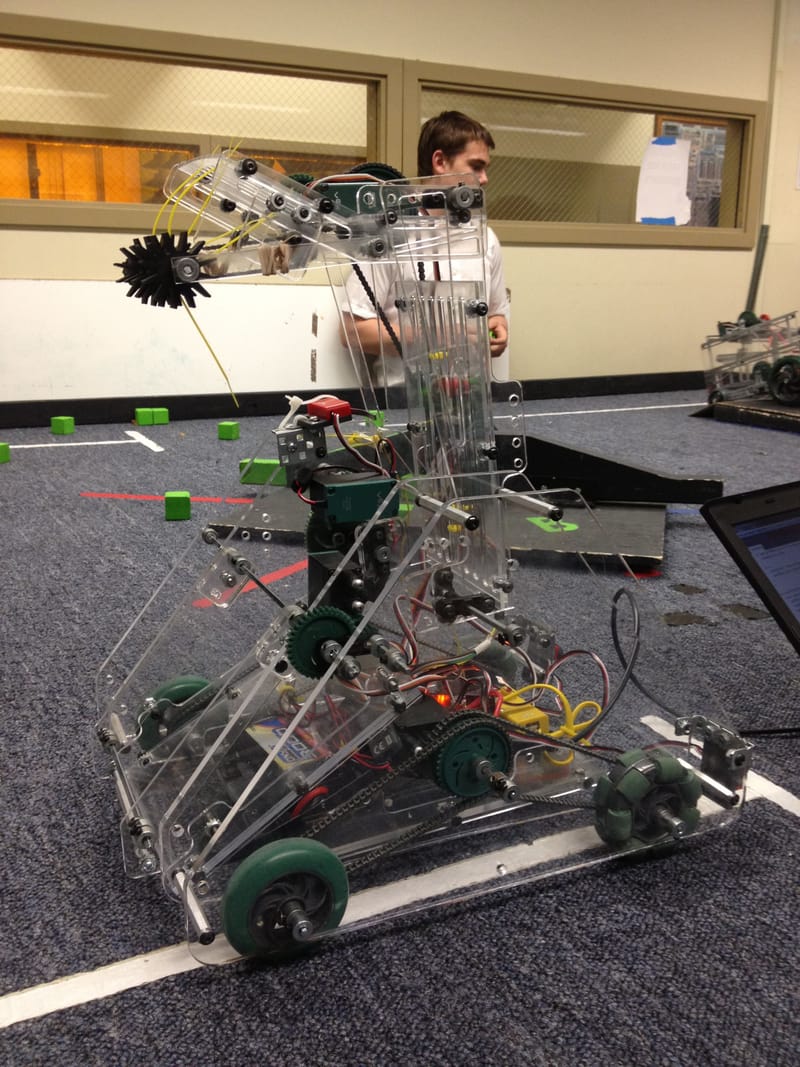 Arm stored vertically to fit within the 1' × 1' × 1' size constraint.